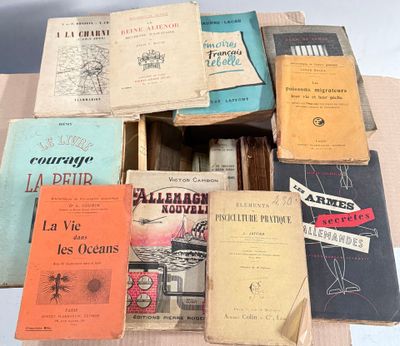 plusieurs livres qui se trouvent ensemble dans une boîte
