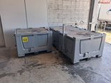 deux cartons posés l'un à côté de l'autre dans un garage