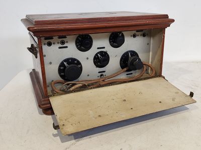une radio à l'ancienne posée sur une table