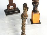 trois types différents de sculptures exposées sur une table