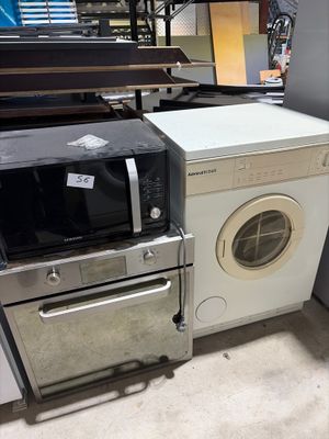 un four à micro-ondes et une machine à laver dans un magasin