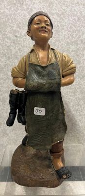 une figurine représentant un homme avec un chapeau et des gants