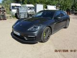 La Porsche Panamera noire est garée sur le parking.