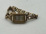 l'image d'une montre-bracelet entourée d'une chaîne