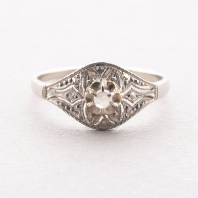 gros plan d'une bague en diamant sur une surface blanche