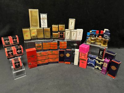 de nombreux parfums de toutes sortes exposés sur une table
