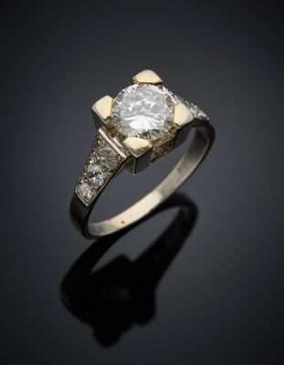 une bague en diamant et en or posée sur un fond noir
