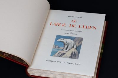 un livre ouvert sur lequel figure l'image d'un ours polaire