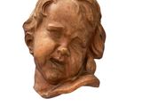 une petite statue représentant un enfant à l'air surpris