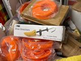 une caisse d'oranges et une banane par terre