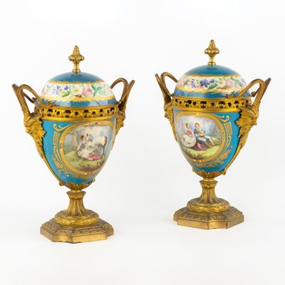 une paire de vases bleus et dorés ornés de portraits
