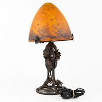Une lampe de table en fer forgé avec un abat-jour « Obus » e… (photo 4)