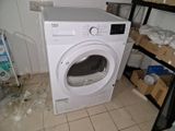 une machine à laver posée dans un coin de la pièce
