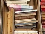 une boîte pleine de livres posée sur le sol