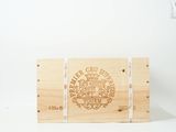 une boîte en bois sur laquelle figure un logo sur fond blanc