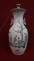 Vase monté en lampe en porcelaine d'Asie, à décor de geishas…