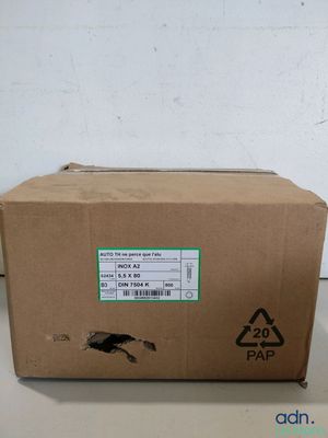une boîte en carton sur laquelle est collé un autocollant, posée sur une table