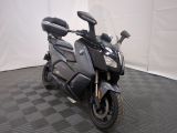 une photo d'une moto garée sur un sol à damier