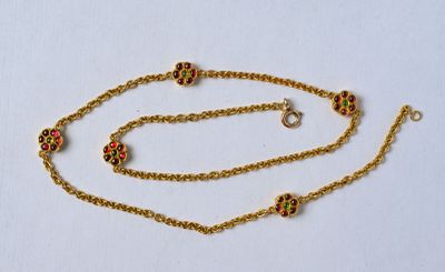 Collier en or jaune 18K (750/oo) maille ovale agrémenté de 5…