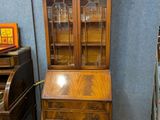 une image représentant un bureau en bois avec une façade en verre