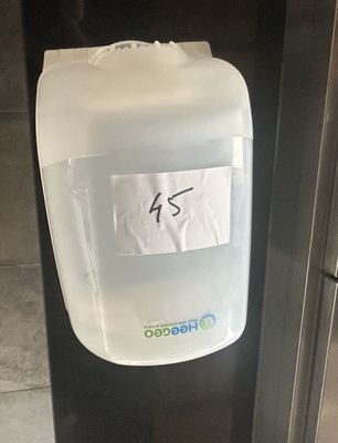 un distributeur d'eau avec une pancarte sur le côté