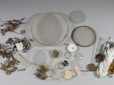 un grand nombre d'objets posés sur une table