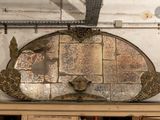 un miroir posé sur une étagère dans une pièce