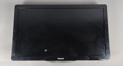 La télévision à écran plat est fixée au mur au-dessus du bureau.