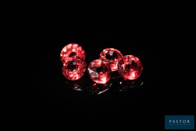une paire de saphirs roses sur un fond noir