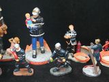 de nombreuses figurines de différentes tailles et couleurs posées sur une table