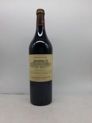 une bouteille de vin posée sur une table