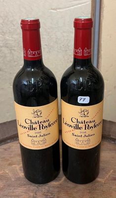 deux bouteilles de vin posées sur une table en bois