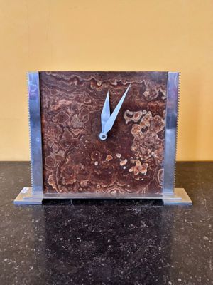 une horloge posée sur un plan de travail