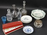 une table sur laquelle se trouvent de nombreux objets en verre