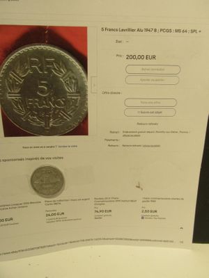 une pièce d'argent posée sur une table, à côté d'une carte
