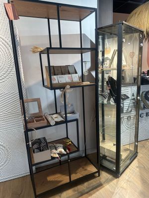 une vitrine en verre surmontée d'une horloge