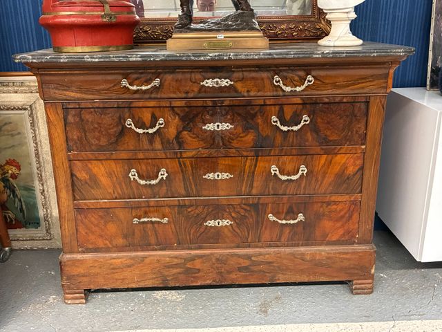 Commode droite en acajou et placage dessus marbre gris Saint Anne...