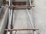 une photo d'une armature métallique dans un garage