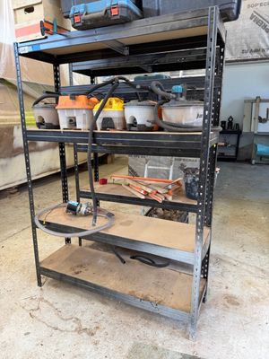 une étagère sur laquelle sont posés des outils, dans un garage