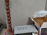 un micro-ondes et un four à micro-ondes posés sur une table