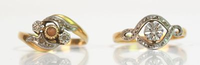 une paire de bagues de fiançailles en or jaune et en or blanc, serties de diamants