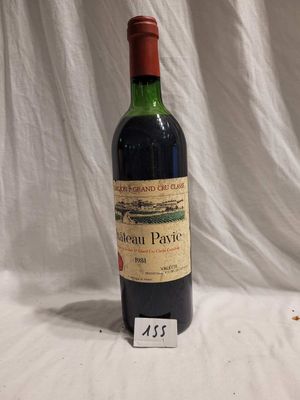 une bouteille de vin posée sur une table