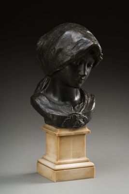 un buste en bronze représentant une femme portant un foulard