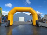 une arche gonflable située au milieu d'un parking