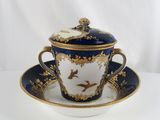 un gros plan d'une tasse et d'une soucoupe posées sur une table blanche
