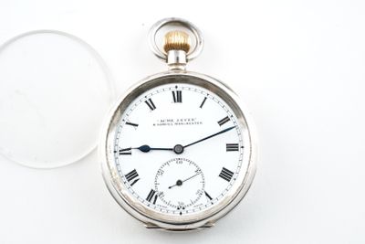 une montre de poche en argent avec des chiffres romains