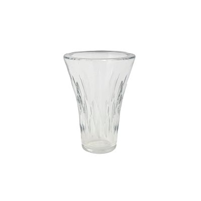 un vase en verre posé sur une surface blanche