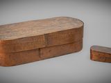 une vieille boîte en bois et une petite boîte en bois sur fond gris