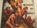 une vieille affiche de cinéma représentant une femme en bikini debout devant un groupe d'hommes