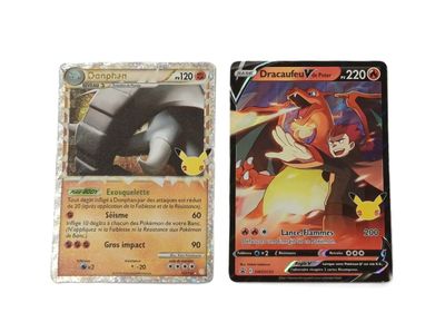 Deux cartes Pokémon sont posées l'une à côté de l'autre sur une table